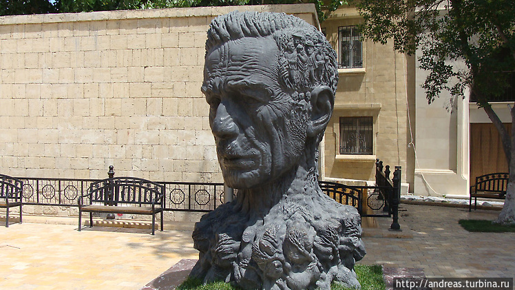 Памятник поэту Алиаге Вах