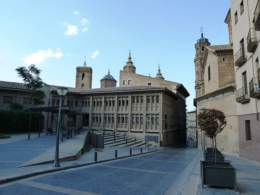 Вид на церковь Санта-Мария Альканьис, Испания