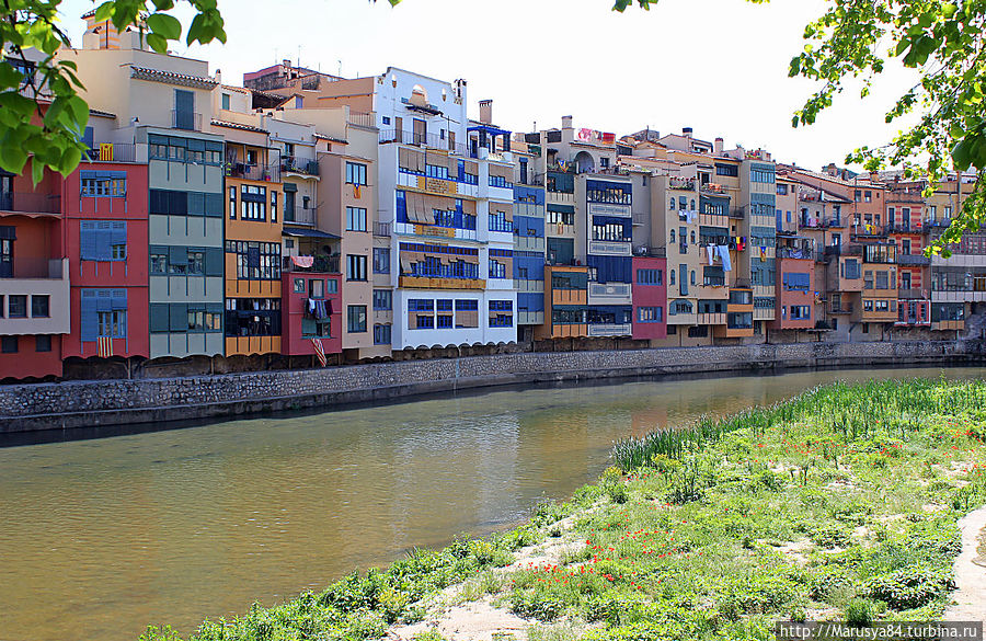 символ Жироны-дома, глядящие в речку Оньяр Жирона, Испания