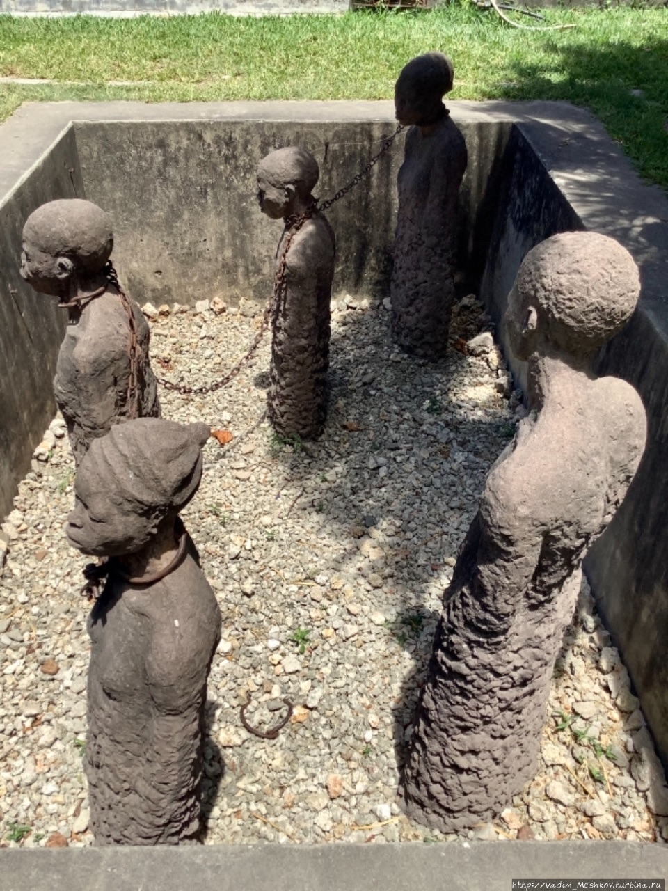 Мемориал рядом с Музеем Рабства. На Занзибаре до 1873 года действовал последний рынок рабов. На остров рабов из стран Африки привозили тысячами. Стоун-Таун, Танзания
