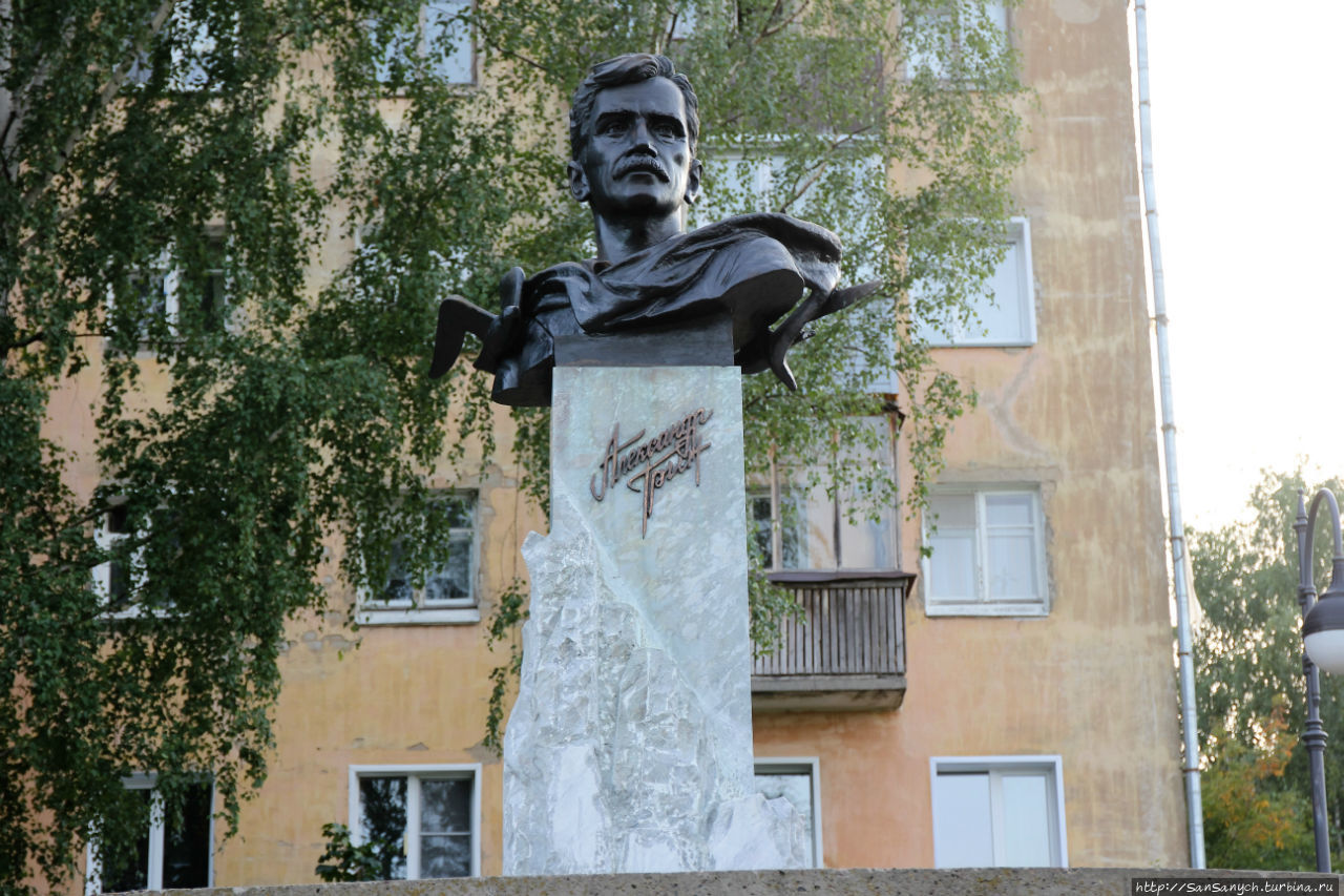 Памятник Грину. Киров, Россия