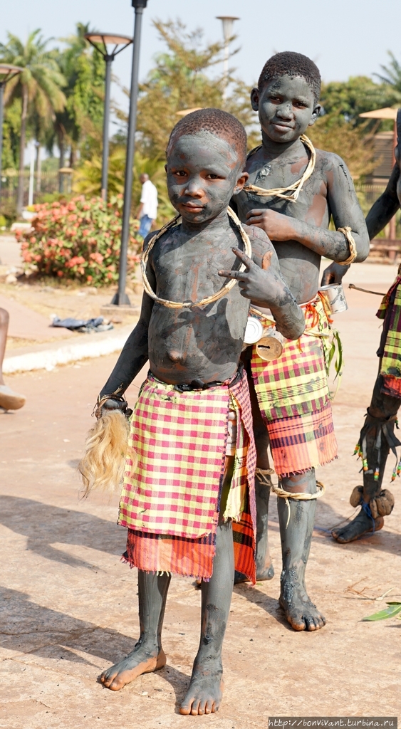Танцор N`gaie Остров Бубак, Гвинея-Бисау