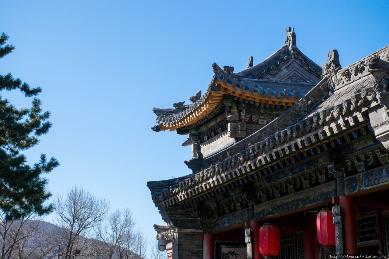 Большая белая ступа в храме Таюань - главный символ Утайшаня