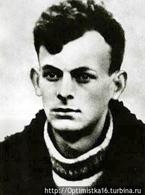 В апреле 1942 года, в возрасте 17 лет, Окуджава пошёл на фронт добровольцем. Был направлен в 10-й Отдельный запасной миномётный дивизион. Затем, после двух месяцев обучения, был отправлен на Северо-Кавказский фронт. Был миномётчиком, потом радистом тяжёлой артиллерии. Был ранен под Моздоком. (Из Википедии). Фото 1944 года Москва, Россия