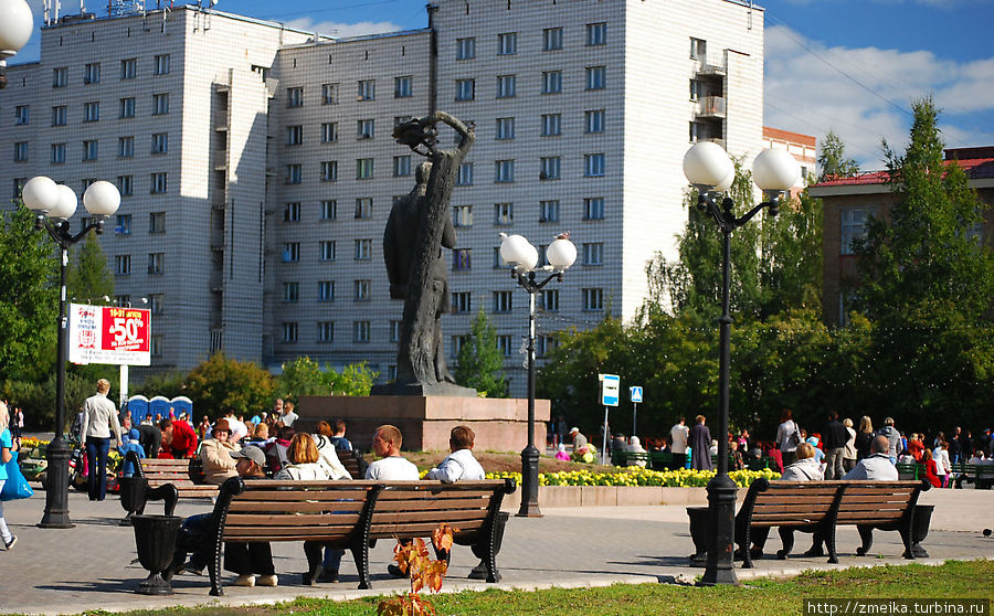 В теплую погоду здесь просто не протолкнуться, народ отдыхает и наслаждается плеском воды, криком детей и в рабочее время шумом генератора от ларька с мороженым. Сыктывкар, Россия