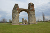 массивные остатки древнеримской триумфальной арки