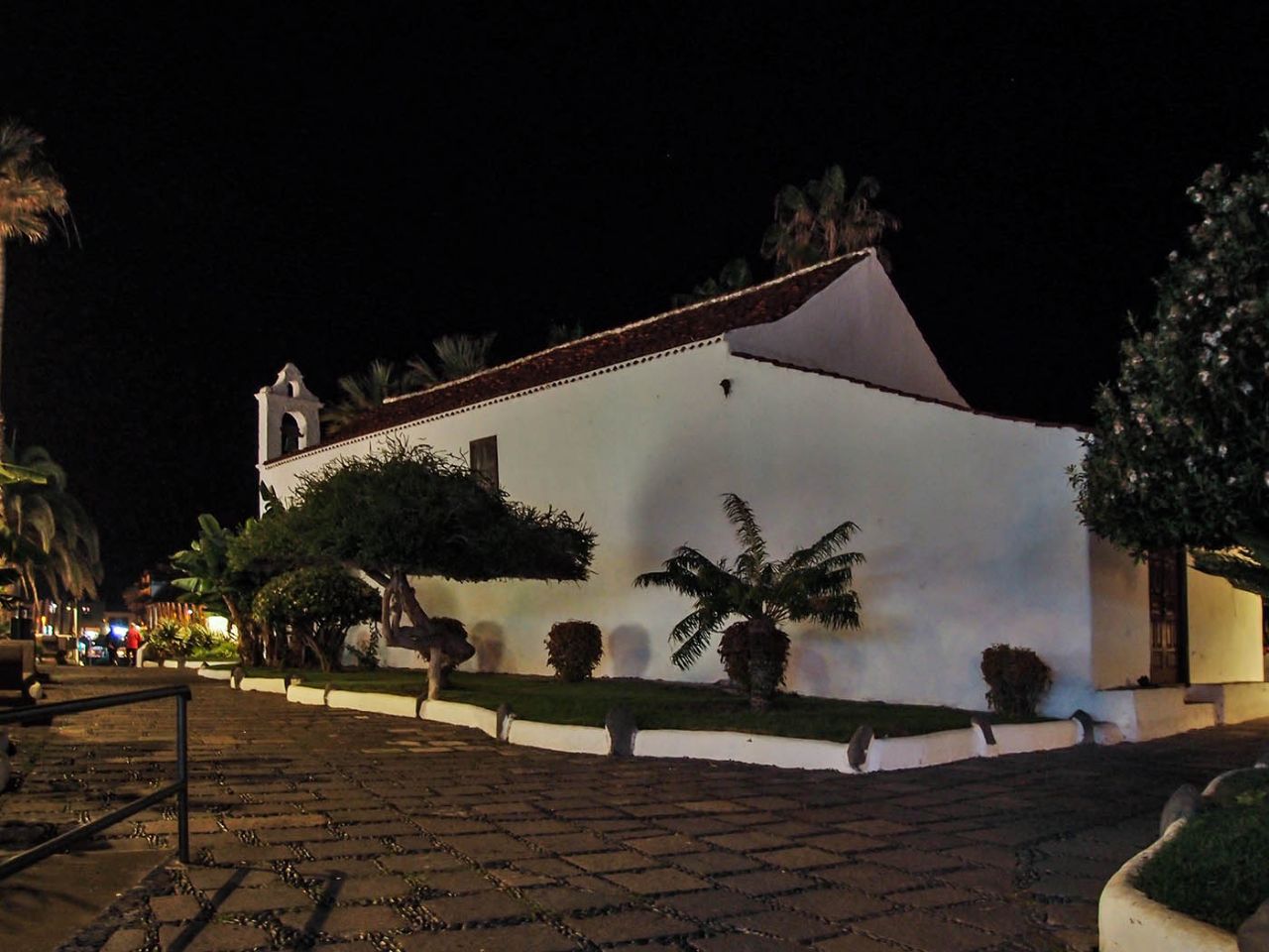 Слишком темно, феерически ярко Пуэрто-де-ла-Крус, остров Тенерифе, Испания