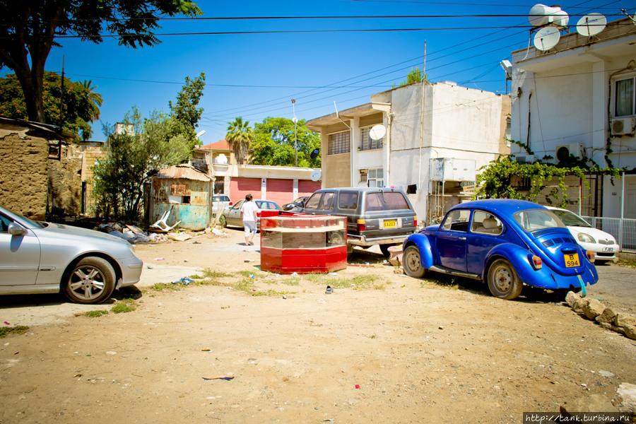 Дома вдоль «зеленой лини» разделяющей город, зачастую заброшены и превращены в свалки. Никосия, Кипр