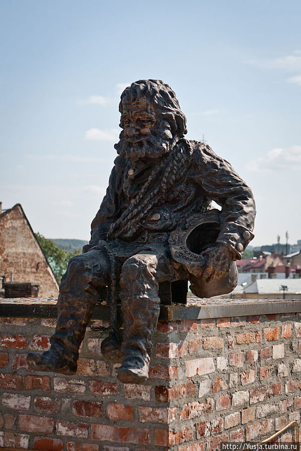 Кто попадет в шляпу монеткой — тому счастье)) А еще большее счастье людям, которые обедают под этим трубочистом) Ведь процент попадающих монеткой людей в шляпу — достаточно низкий))))