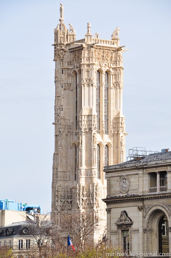 Готическая башня Сен-Жак — бывшая колокольня церкви Сен-Жак-ла-Бушери, высота которой 52 метра.