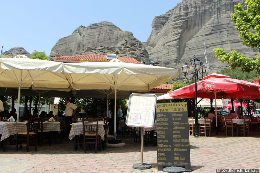 терраса ресторана приютилась на центральной площади с шикарным видом на скалы Метеор Каламбака, Греция