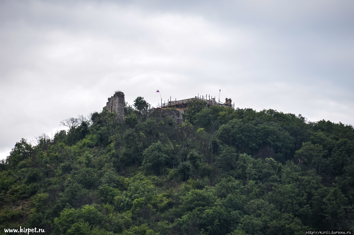 Словацкий замок, из которого видна женская грудь в Венгрии