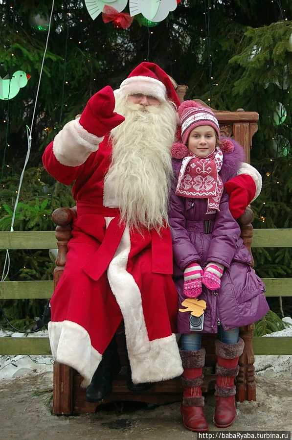 Дед Мороз, пританцовывал у ёлки любезно фотографировался вместе со всеми желающими. И даже приглашал присесть на его трон)))
