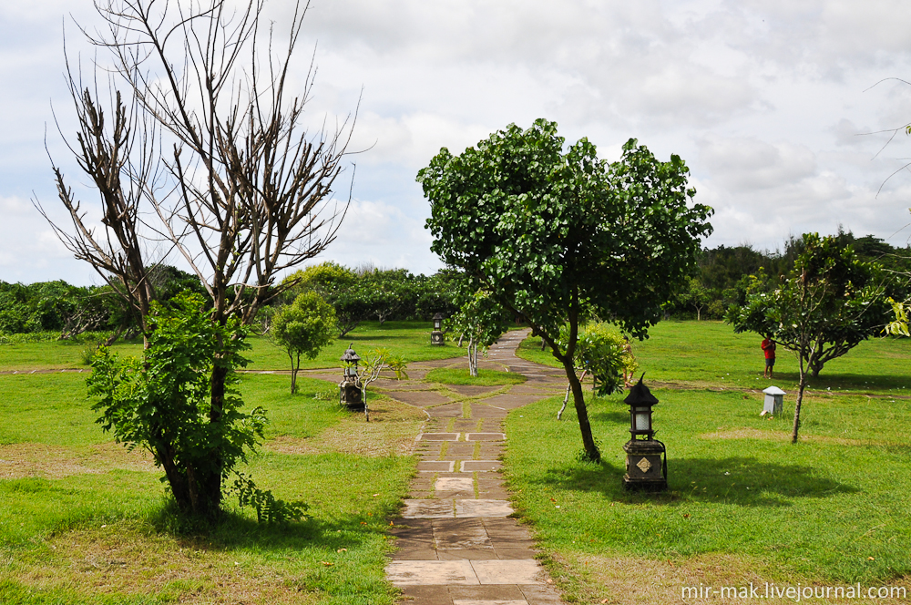 Территория напоминает небольшой парк, по которому можно прогуляться, когда надоест «жариться» на солнце. Бали, Индонезия