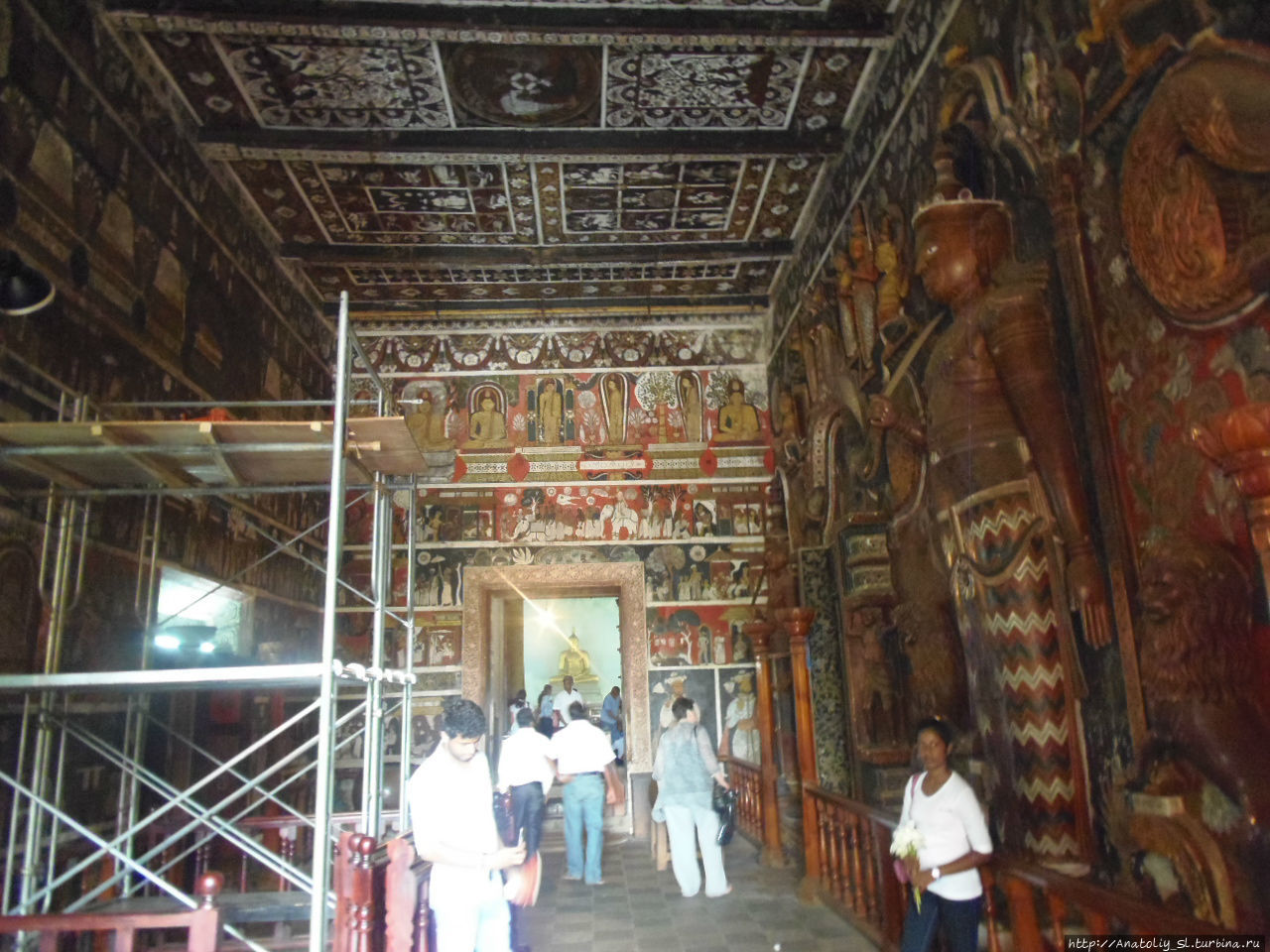 Но конечно самое интересное и потрясающее нас встречает внутри самого храма. Внутри храма следуют огромные залы, на стенах и потолках которых изображена в картинах история возникновения святилища и сценки из жизни Будды. Келания, Шри-Ланка