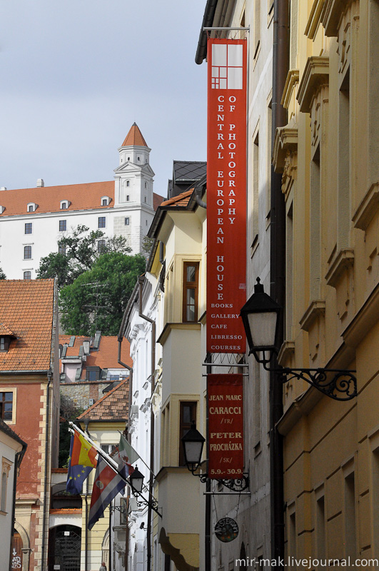 На заднем плане видна одна из ножек «табуретки» (одна из четырех башен Братиславского Града), так в шутку называют знаменитый замок ввиду ассоциации с перевернутой табуреткой. Братислава, Словакия