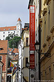 На заднем плане видна одна из ножек «табуретки» (одна из четырех башен Братиславского Града), так в шутку называют знаменитый замок ввиду ассоциации с перевернутой табуреткой.
