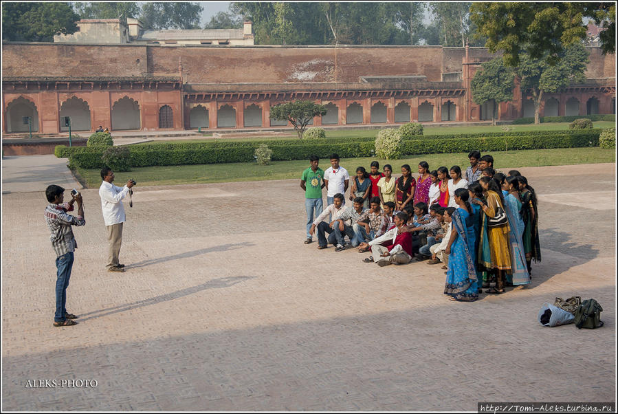 Индийские туристы из глубинки тоже любят сниматься на фоне достопримечательностей. Кстати, там как раз за их спиной — довольно привлекательный дворец, но туда не пускают... Агра, Индия