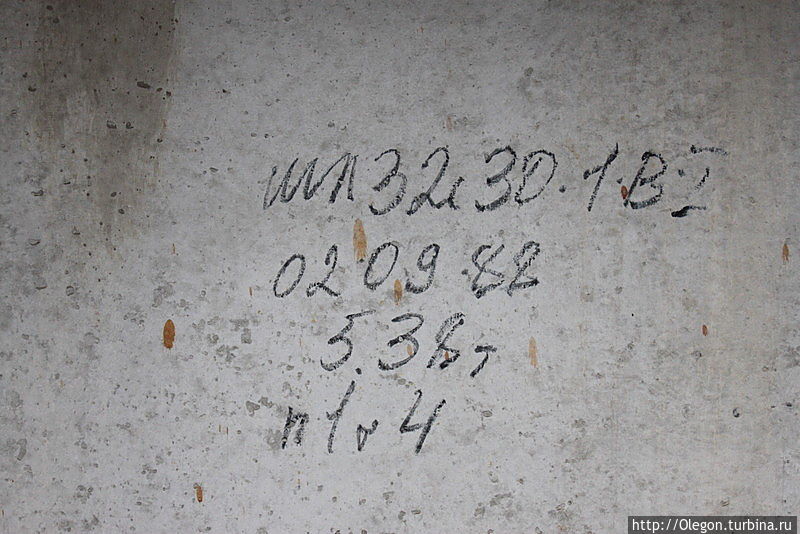 Свидетельство о датах строительства отмечены на бетонных плитах в проёмах лифтов
