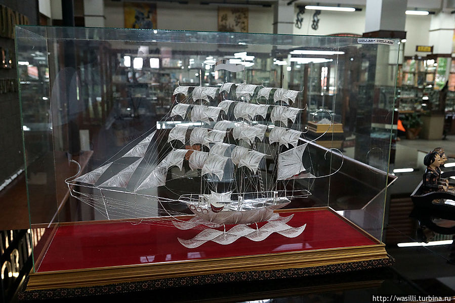 Кораблик из серебра. Фабрика серебряных изделий. Джокьякарта.