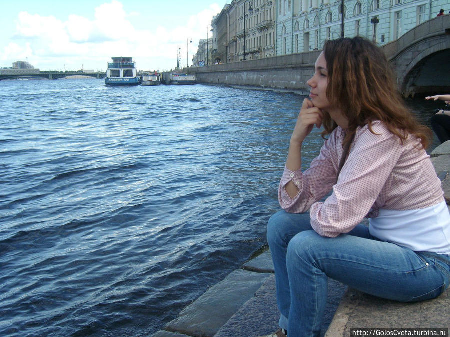 Нева бьет по левому борту волной Санкт-Петербург, Россия