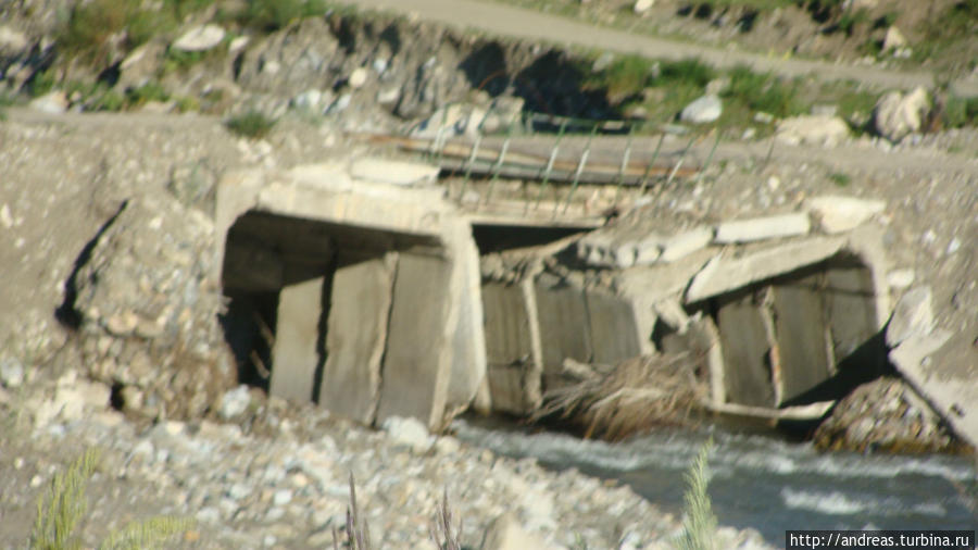 Мост, разрушенный землетрясением Киргизия