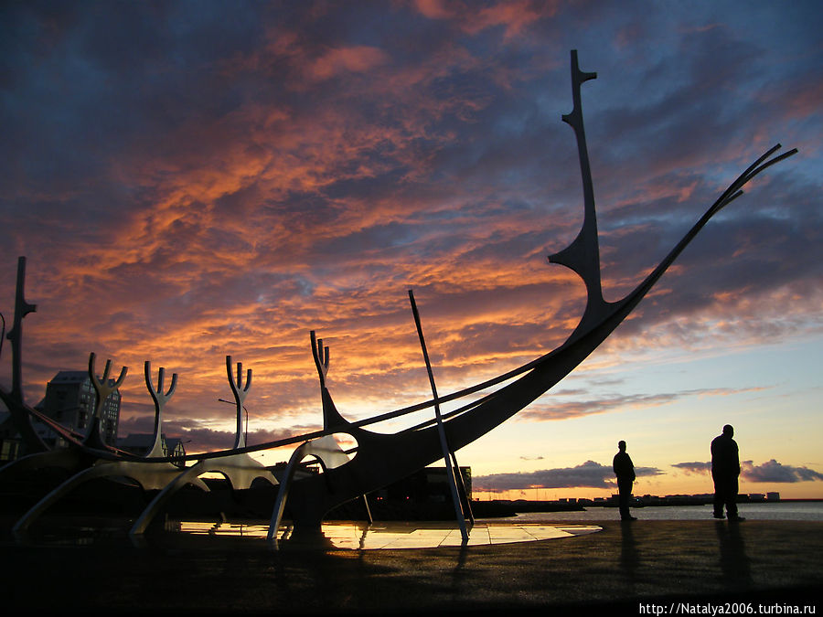 Sun Voyager на закате Исландия