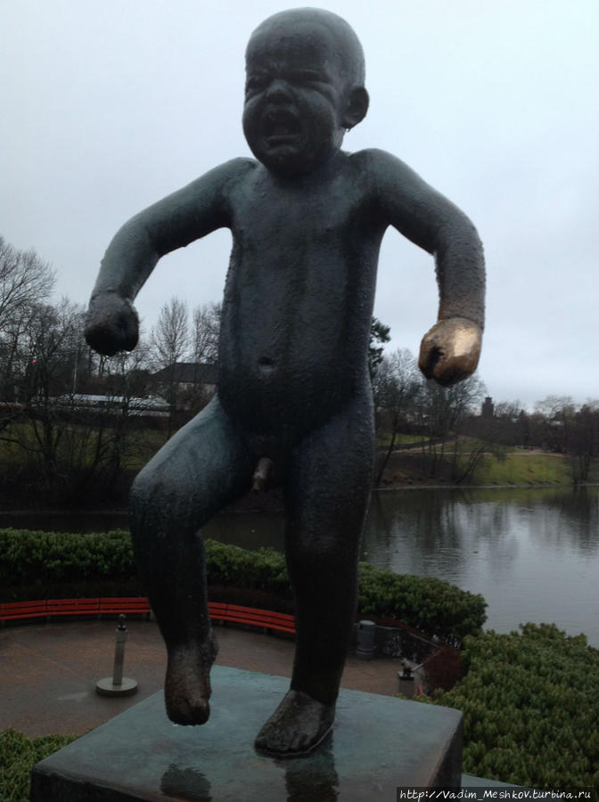 Скульптура Сердитый малыш в Парке скульптур Густава Вигеланда. Осло, Норвегия