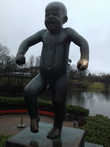 Скульптура Сердитый малыш в Парке скульптур Густава Вигеланда.