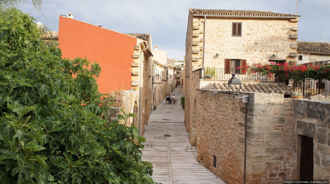 Город с крепостной стеной Алькудия, остров Майорка, Испания