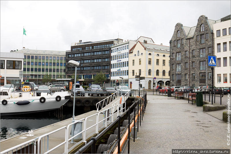 12. Взгляд назад. Эти дома уже остались позади. Где-то слева, не видные за домами, остались сквер и площадь  Margit Johnsen. Олесунн, Норвегия