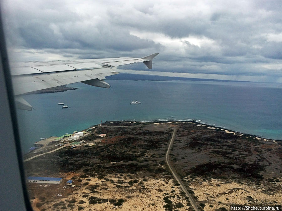 единственная дорога на острове — между аэропортом и морским причалом, от куда можно переправиться на Санта Круз Остров Бальтра, Эквадор