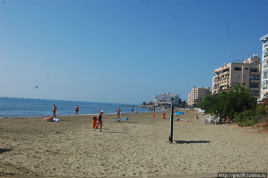 В конце пляжа виден отель Фламинго со столовой Ларнака, Кипр