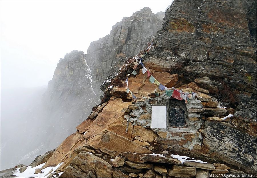 В этом месте  находим барельеф божества Ганеша в небольшой нише, выделанной в скале Госайкунд, Непал