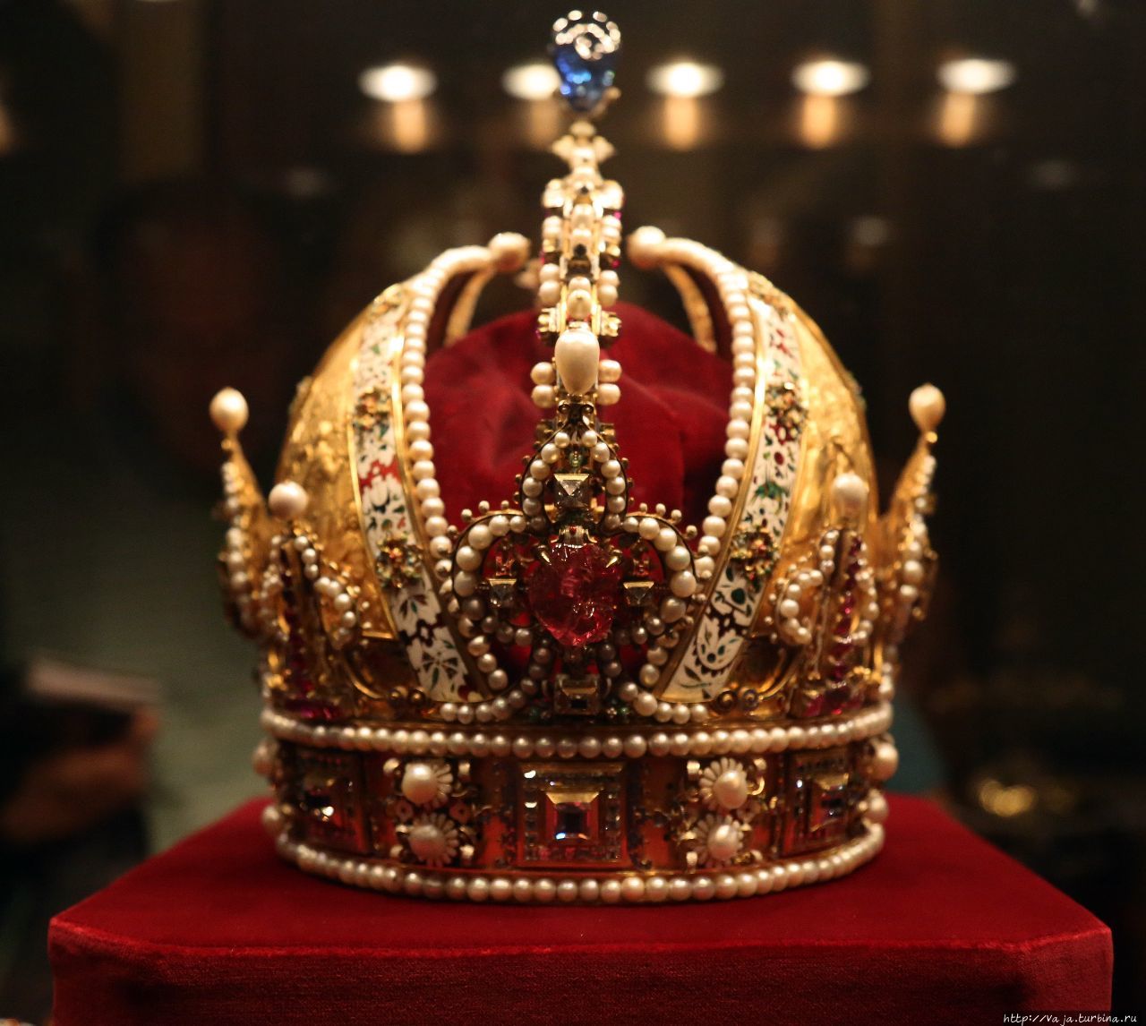 Корона Рудольфа второго Габсбурга. Корона была изготовлена для императора Рудольфа второго голландским мастером Яном Вермеером в 1602 году Вена, Австрия