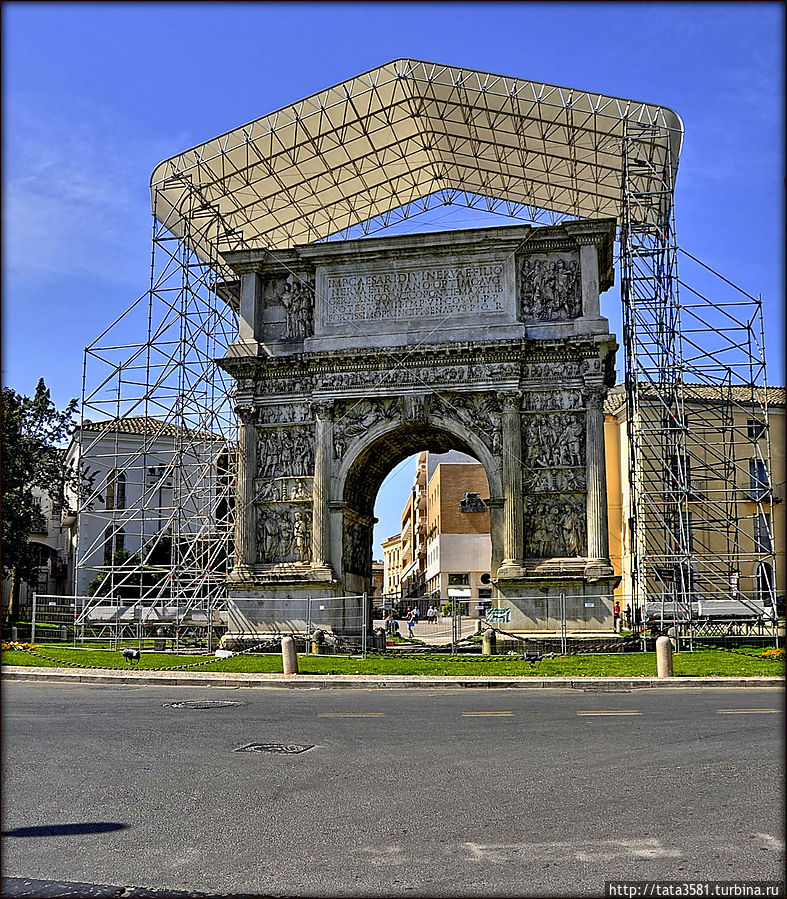 Траянская триумфальная арка, построенная в 114г. Её ещё называют золотой аркой. 
На ней изображены сцены из жизни Траяна. Конечно, не все  сохранились, но очень многие. Беневенто, Италия