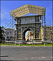 Траянская триумфальная арка, построенная в 114г. Её ещё называют золотой аркой. 
На ней изображены сцены из жизни Траяна. Конечно, не все  сохранились, но очень многие.