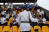 Официальный оркестр, видимо, полицейский, так как зелено-желто-синие цвета это цвета нигерийской полиции