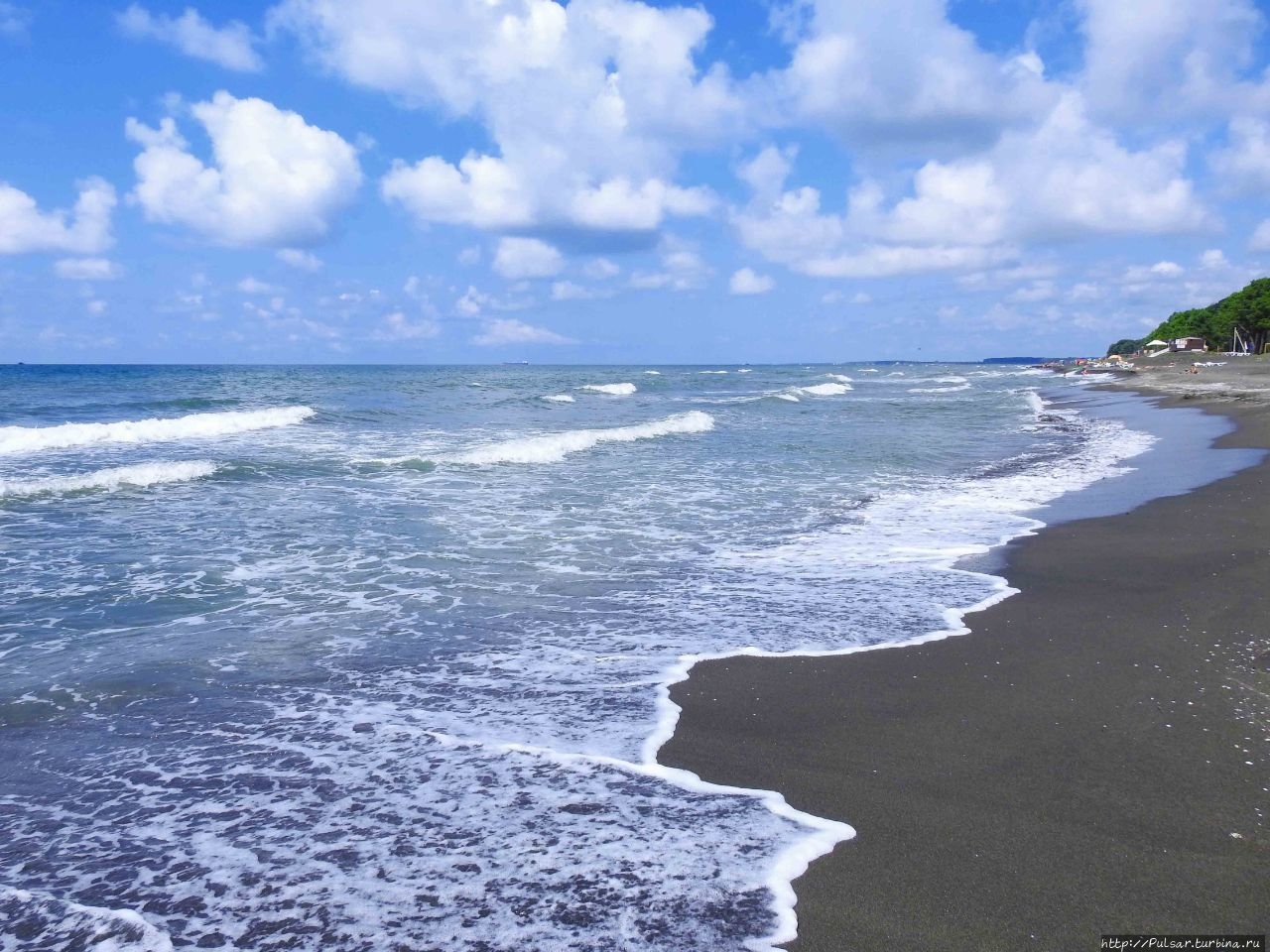 Пляж с черным песком в Уреки Батуми, Грузия