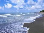 Пляж с черным песком в Уреки