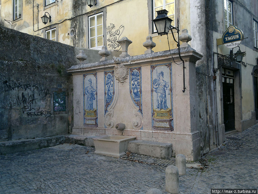 азулежуш — расписные плитки на домах Синтра, Португалия