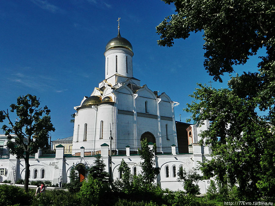 Храм Святой Троицы на площади Пушкина. (Копия Троицкого собора, находящегося в Троице-Сергиевой лавре)