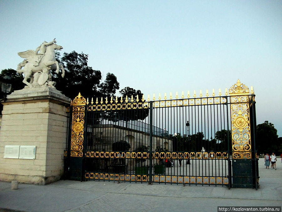 Левую сторону центральных ворот  украшает конная статуя Меркурия скульптора Антуана Куаво. Париж, Франция