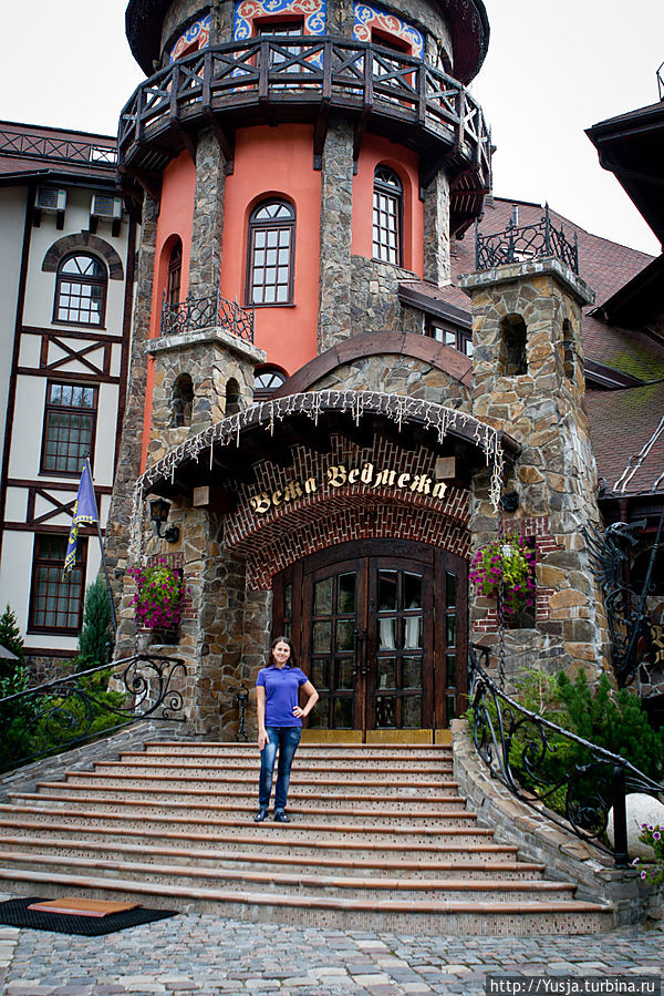 Сам отель построен в виде средневекового замка. Обстановка внутри так же средневековая. Повсюду стоят доспехи, все в дереве...