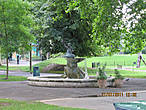 Красивый фонтанчик в парке