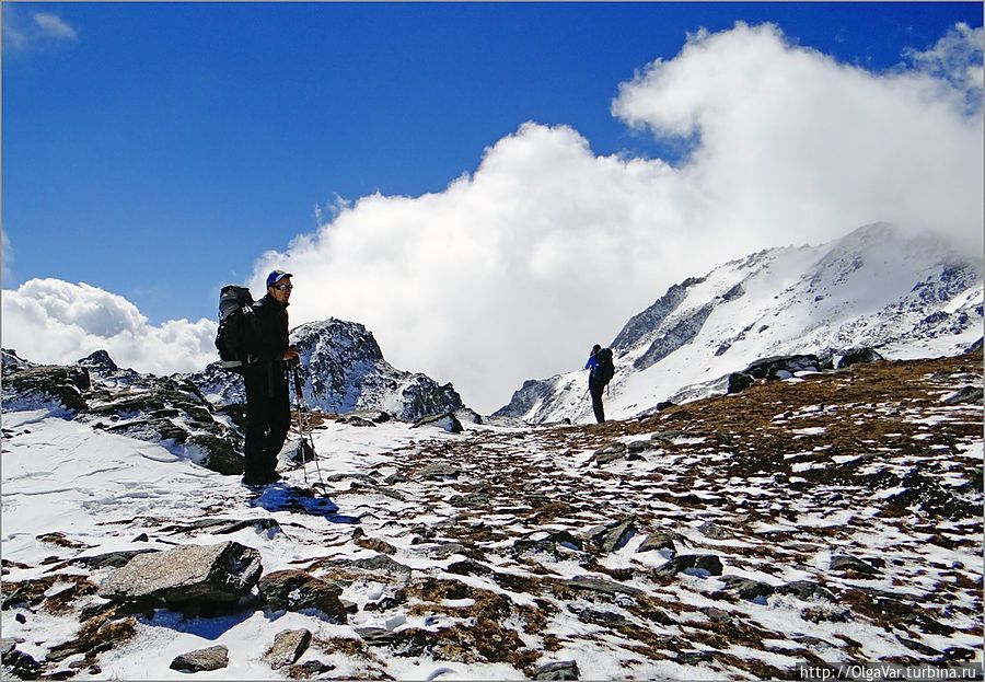 До перевала осталось еще немного, может, с часок идти. Навстречу нам двигались облака, с которыми мы были наравне... Госайкунд, Непал