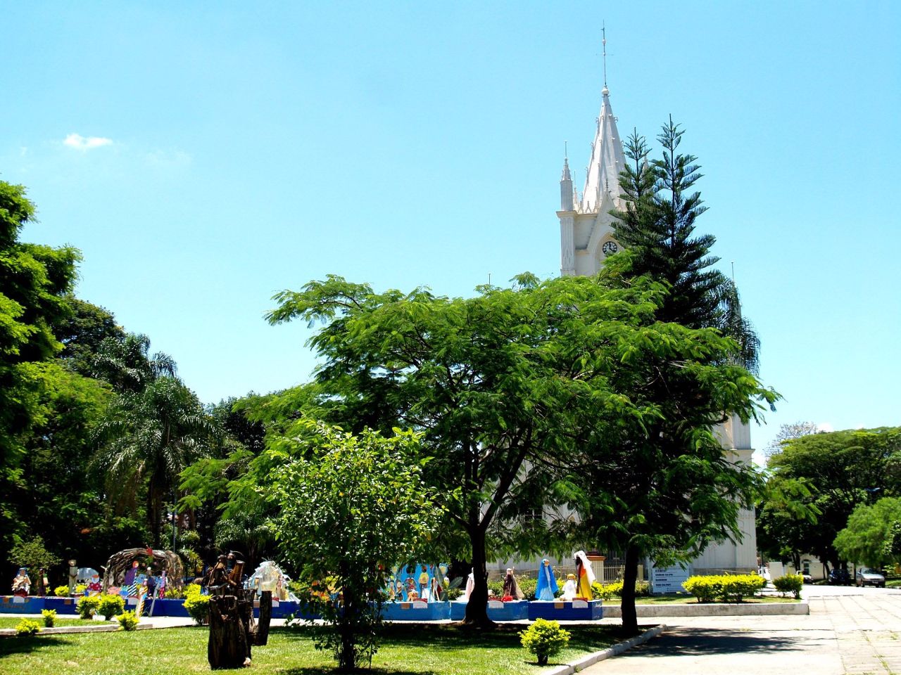 Церковь и площадь Санта-Терезинья Таубате, Бразилия