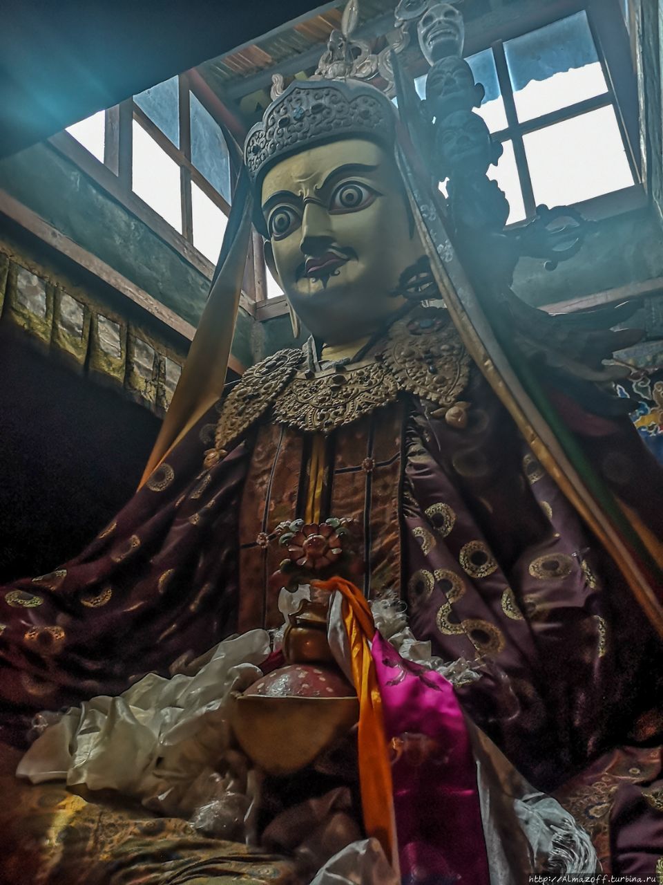 Один из самых старых буддийских храмов Тибета Джонгба, Китай