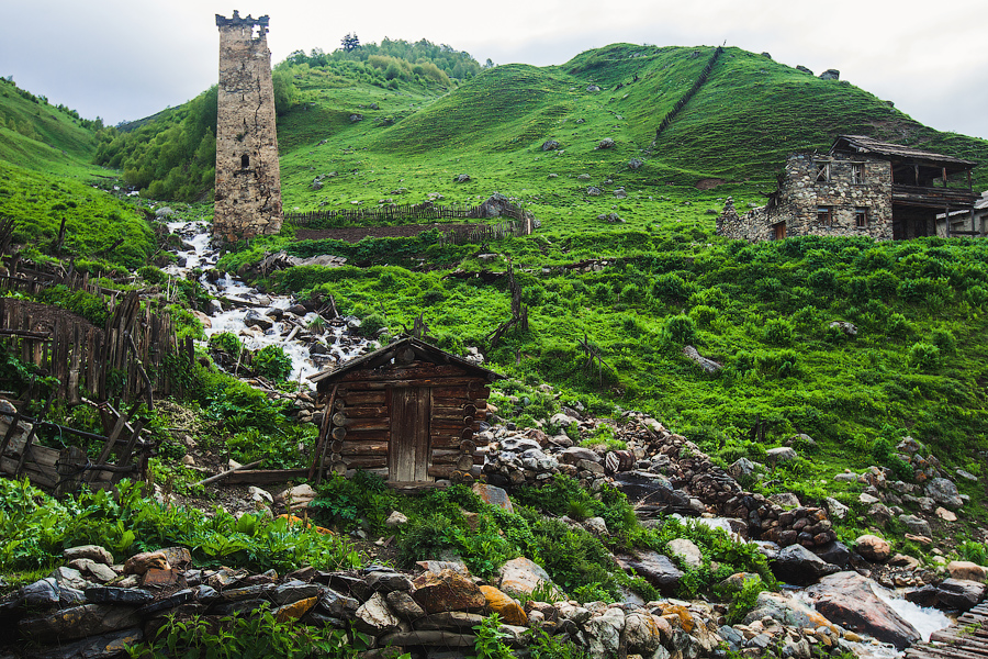 Избушка на курьих ножках:) Скоро в речку завалится..