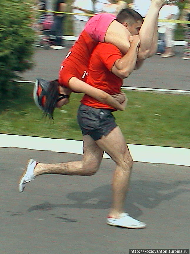 Самый распространенный способ ношения своих вторых половинок.